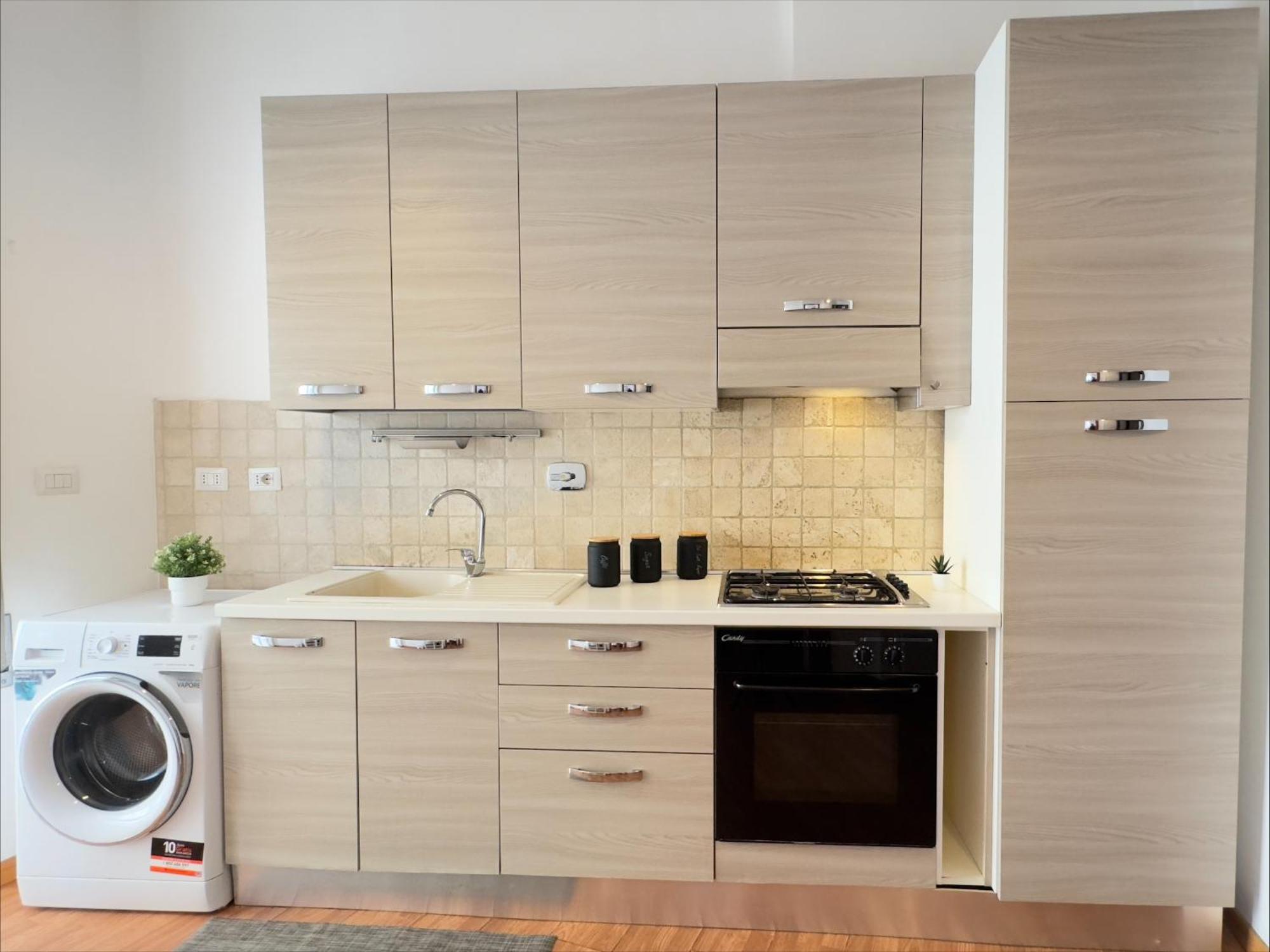 Golden Essence Apartment - Terrace & Metro Rom